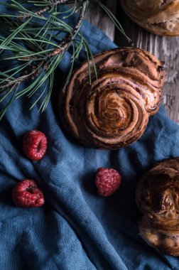 Beyaz çikolata ve ahududu ile buns
