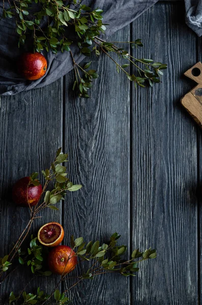 Ahşap masa yapraklarda kan portakal