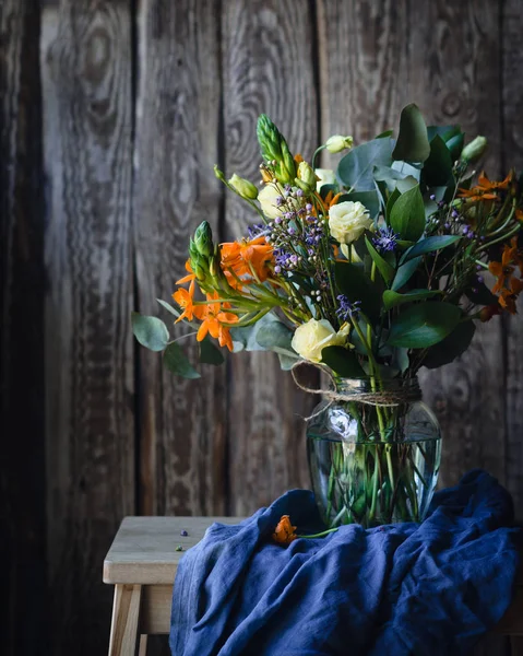 Turuncu, beyaz ve mor çiçekler Cam Kavanoz