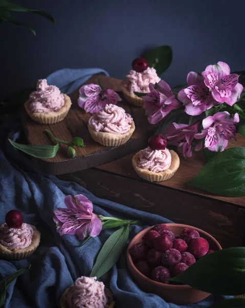 Tartas con relleno de crema y cerezas congeladas — Foto de Stock