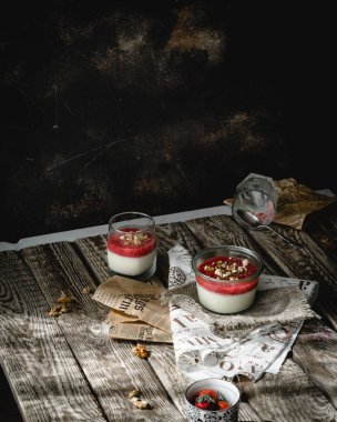 Krem ve çilekli tatlı bardaklarda porsiyon