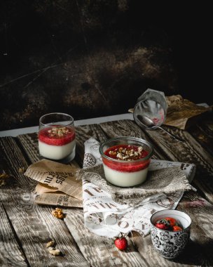 Krem ve çilekli tatlı bardaklarda porsiyon