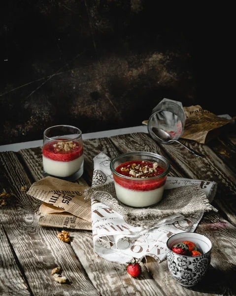 Krem ve çilekli tatlı bardaklarda porsiyon