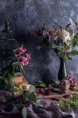 Kitap ve flowersib vazo Vintage kafes