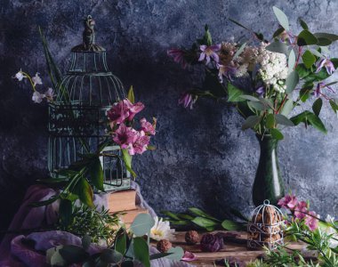 Kitap ve flowersib vazo Vintage kafes