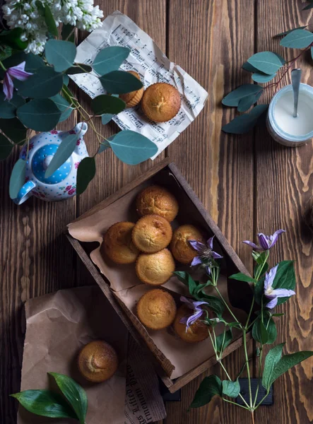 Muffins en caja de madera con tetera — Foto de Stock