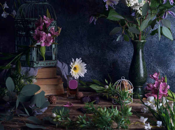 Kitap ve flowersib vazo Vintage kafes