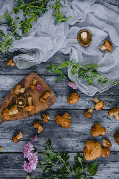 Setas sobre tabla de madera flores y hojas — Foto de Stock