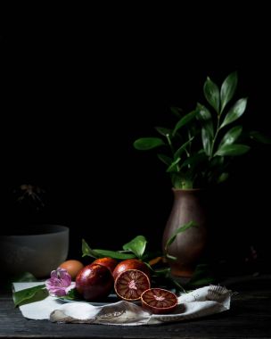 Plaka ve beyaz kumaş üzerine kan portakal