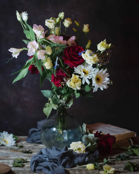 Buket çeşitli çiçek vazo