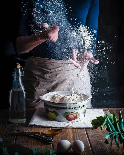 Mutfak masasında bir un atma kadın