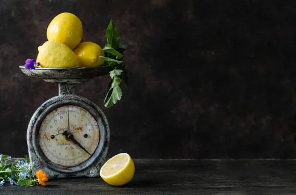 Limon ile eski mutfak Terazi