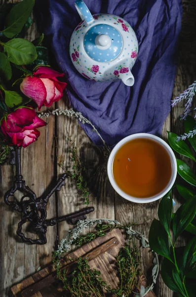 Bylinný čaj na dřevěný stůl — Stock fotografie