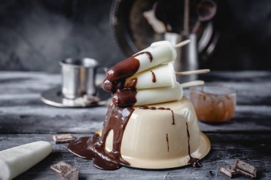 Antep fıstığı ve eritilmiş çikolata ile dondurma