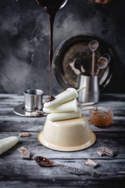 Eritilmiş çikolata dondurma dökme