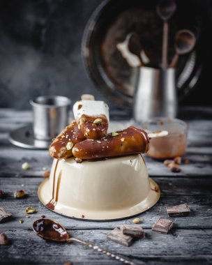 Antep fıstığı ve eritilmiş çikolata ile dondurma