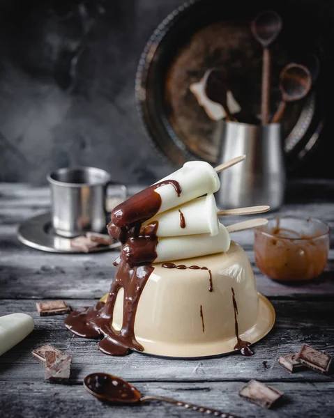 Ice cream with pistachios and melted chocolate — Stock Photo, Image