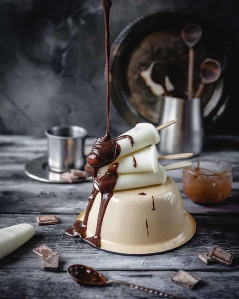 Ice cream with pistachios and melted chocolate — Stock Photo, Image