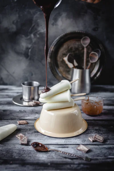 Pouring melted chocolate on ice cream — Stock Photo, Image