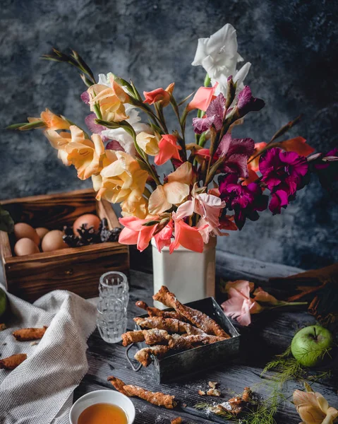 Florero con flores de gladiolo —  Fotos de Stock