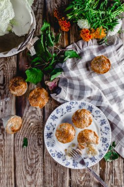 Etli turtalar Mısır ve susam ile