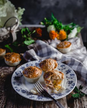 Etli turtalar Mısır ve susam ile