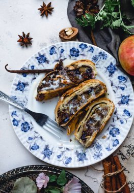 Elma strudel dilim süsleme ile plaka üzerinde