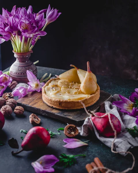 Pastel de pera y flores — Foto de Stock