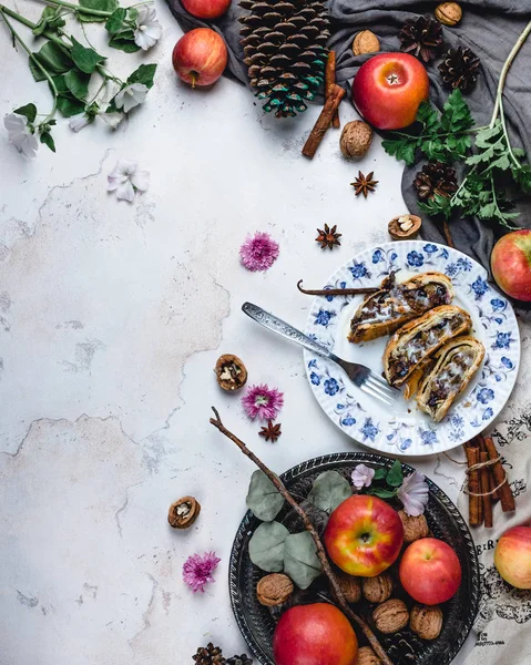 Elma strudel dilim süsleme ile plaka üzerinde