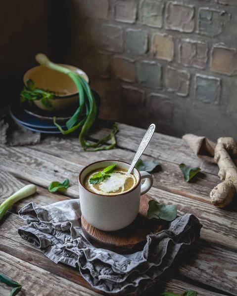 Cup of green cream soup — Stock Photo, Image