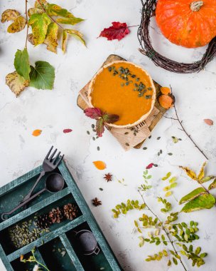 Balkabağı pasta yaprak ve tohum ile 