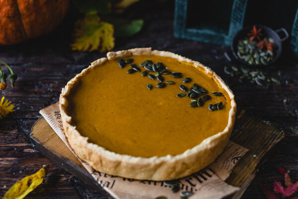 Тыквенный пирог украшен семенами
