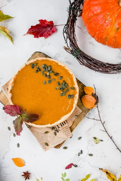 Pumpkin pie med blad och frön — Stockfoto