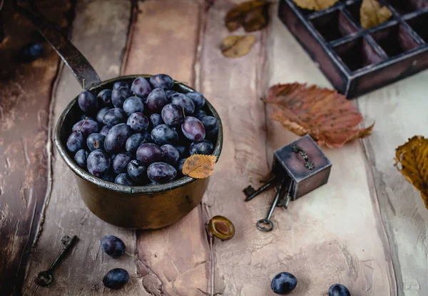 Erimiş eriklerle dolu bir kepçe