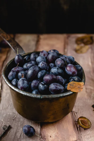 Erimiş eriklerle dolu bir kepçe