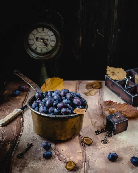 Erimiş eriklerle dolu bir kepçe