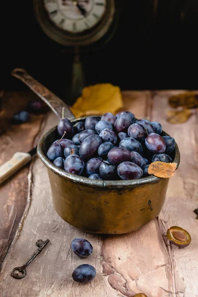 Erimiş eriklerle dolu bir kepçe