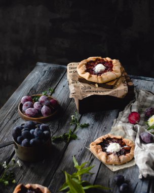 Taze pişmiş Erik tart