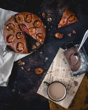 Kumaş üzerine taze pişmiş Erik pasta