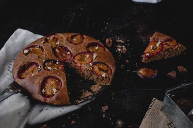 Kumaş üzerine taze pişmiş Erik pasta