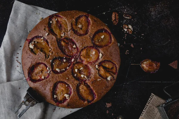 Pflaumenkuchen auf Stoff — Stockfoto