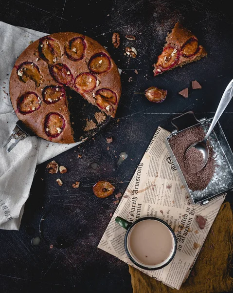 Kumaş üzerine taze pişmiş Erik pasta