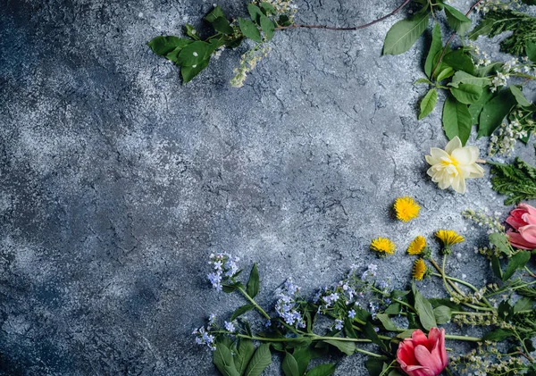 Renkli çiçekli eski püskü arka plan