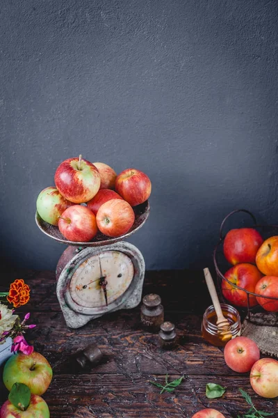 Olgun elma ile Vintage ölçekler