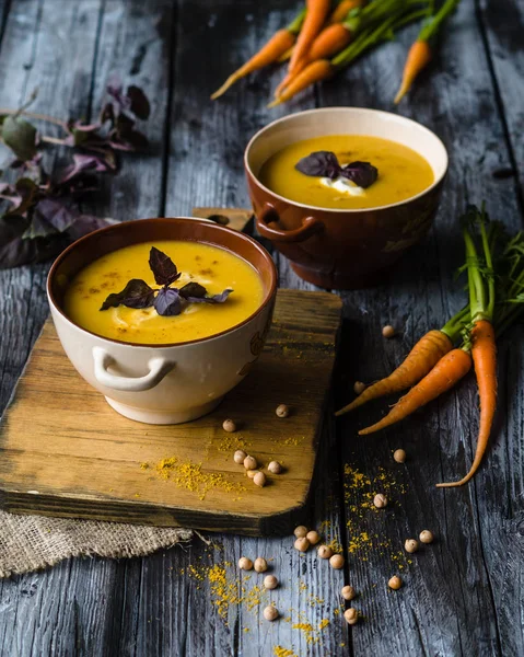 Kabak kremalı çorba kase içinde hizmet