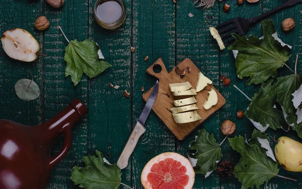 Ahşap kesme tahtası peynir dilimleri 