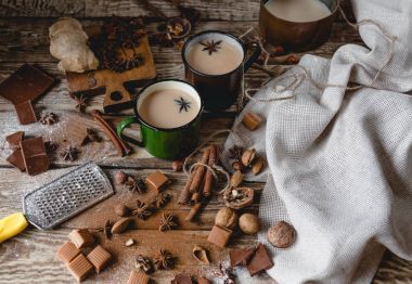 Kupalar içinde sunulan çay masala 