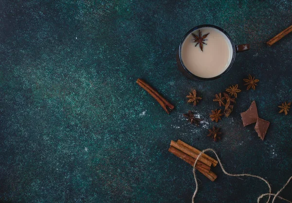 Sıcak süt çay masala baharatlar ile