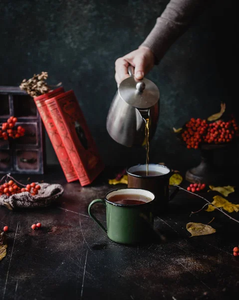 Černý čaj v smaltované hrnky — Stock fotografie