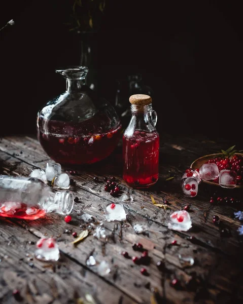 İsveç kirazı içki cam şişe ve sürahi